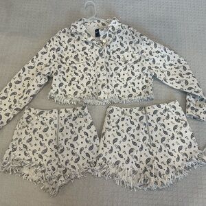 Kittenish White and Black Paisley Fringe Set